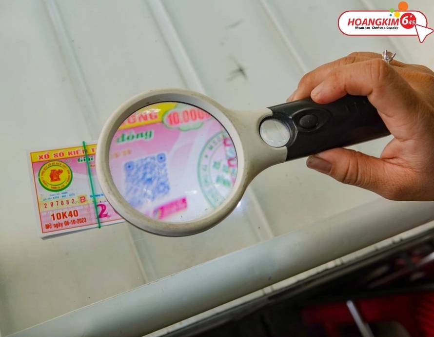 Vé số giả thường lộ rõ khi soi kỹ bằng kính hiển vi